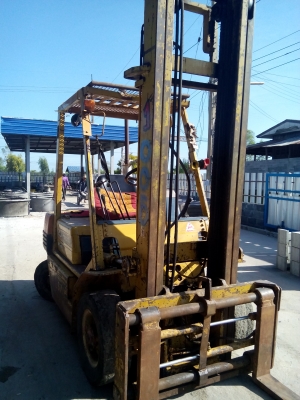 รถโฟคลิป komatsu หนัก 2 ตัน ยกได้ 4 เมตร