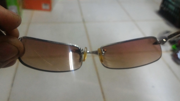 แว่นตากันแดดทรงสวยเท่ๆของอิตาลีได้มาจากญีปุ่น รายละเอียดตามภาพ