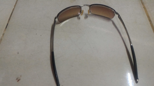 แว่นตากันแดดทรงสวยเท่ๆของอิตาลีได้มาจากญีปุ่น รายละเอียดตามภาพ