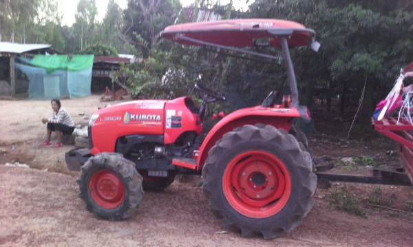 ขาย 228000 (เฉพาะตัวรถไม่มีอุปกรณ์) คูโบต้า36แรง ป้ายแดงมือเดียว ไม่เคยใช้ดัน ไม่เคยลงนา รถใช้ในไร่1500ชั่วโมง ยางใหม่4เส้น เครื่องเกียร์ไม่เคยแกะ ภาษีไม่ขาดทะเบียนพร้อมโอน ขาย 228000 (เฉพาะตัวรถไม่มีอุปกรณ์) คูโบต้า36แรง ป้ายแดงมือเดียว ไม่เคยใช้ดัน ไม่เคยลงนา รถใช้ในไร่1500ชั่วโมง ยางใหม่4เส้น เครื่องเกียร์ไม่เคยแกะ ภาษีไม่ขาดทะเบียนพร้อมโอน