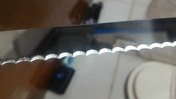 อุปกรณ์ช่วยหั่นขนมปังพร้อมมีดยาวฟันเลื่อยหั่นขนมครบชุดตามภาพ