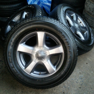 ล้อ v-cross ขอบ 17 สีเทา พร้อมยาง 255 65 17 ปี 15 ชุดล่ะ 18,500