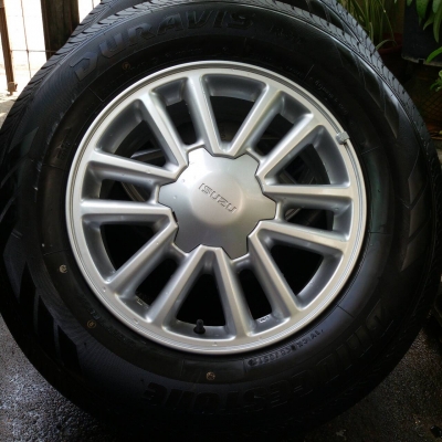 ล้อ all new ขอบ 16 พร้อมยาง 215 70 16 ปี 15 มีตุ่ม  มีสี มีเส้นสวยจัดครับ ชุดล่ะ 15,800