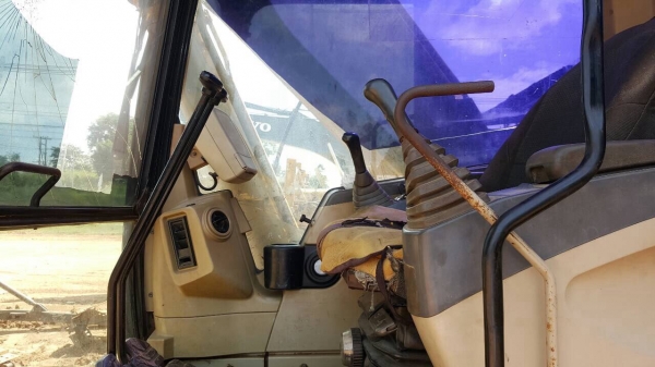 ขายแบคโฮ CAT 320C สภาพพร้อมใช้งาน ทำช่วงล่างใหม่ เอกสารเล่มทะเบียนพร้อม แอร์เย็น ราคาต่อรองได้ครับ