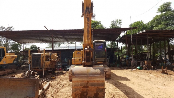 ขายแบคโฮ CAT 320C สภาพพร้อมใช้งาน ทำช่วงล่างใหม่ เอกสารเล่มทะเบียนพร้อม แอร์เย็น ราคาต่อรองได้ครับ