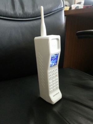 moto กระดูก ย้อนยุค 80 ใส่ได้ 2 ซิม แบตนาน ของใหม่นะ โปรแกรมอังกฤษ สุดเท่ห์ สีขาว ขนาด นํ้าหนัก เท่าของเดิมๆ