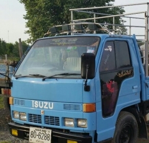 ลูกค้า"รับรถกลับชัยภูมิเรียบร้อย"แล้วครับ สี่ล้อ อีซูชุ 100ฝาดำ เกียร์สั้น ช่วงยาว3.20ม สภาพดีสวยบางเดิม ทะเบียนพร้อมโอน