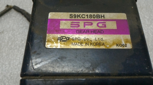 มอเตอร์เกียร์ทดรอบ ยี่ห้อ SPG ขนาดกำลัง 90 W.  หมุนที่ 8 รอบต่อนาที