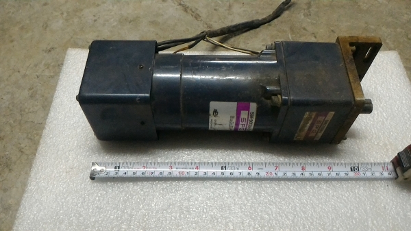 มอเตอร์เกียร์ทดรอบ ยี่ห้อ SPG ขนาดกำลัง 90 W.  หมุนที่ 8 รอบต่อนาที