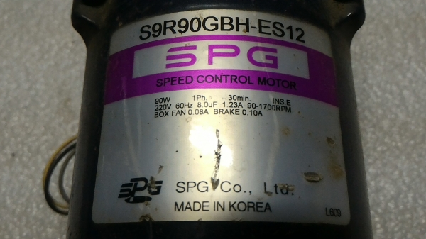 มอเตอร์เกียร์ทดรอบ ยี่ห้อ SPG ขนาดกำลัง 90 W.  หมุนที่ 8 รอบต่อนาที