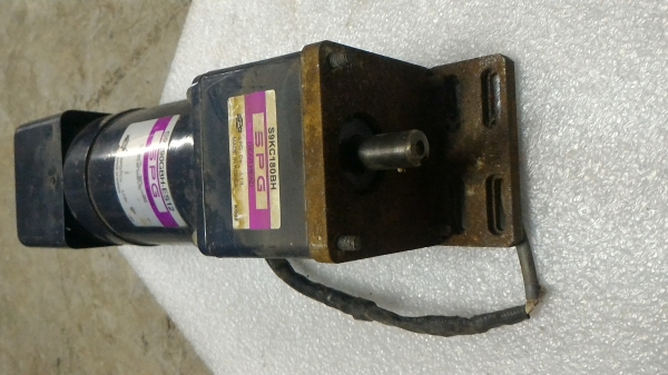 มอเตอร์เกียร์ทดรอบ ยี่ห้อ SPG ขนาดกำลัง 90 W.  หมุนที่ 8 รอบต่อนาที