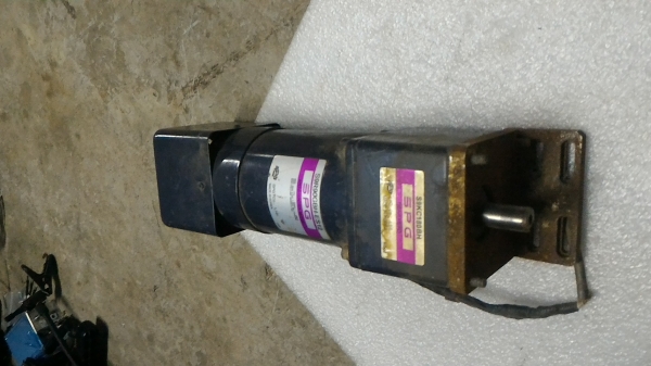 มอเตอร์เกียร์ทดรอบ ยี่ห้อ SPG ขนาดกำลัง 90 W.  หมุนที่ 8 รอบต่อนาที