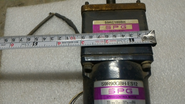 มอเตอร์เกียร์ทดรอบ ยี่ห้อ SPG ขนาดกำลัง 90 W.  หมุนที่ 8 รอบต่อนาที