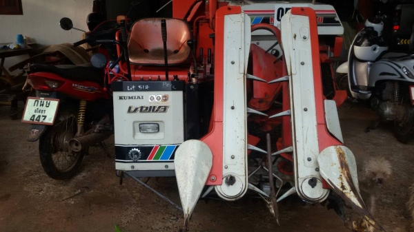 วันนี้วันเดียวครับลดสุดๆเพียง45000บาท รถเกี่ยวนวดข้าวนั่งขับเล็กพร้อมใช้ ราคาเบาๆ ครับดีกว่าจ้างแรงงานคนครับวันละ2-3ไร่