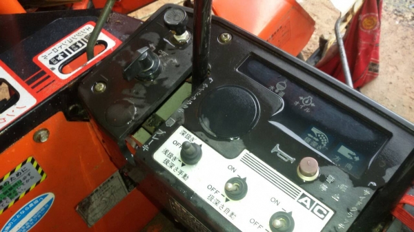 วันนี้วันเดียวครับลดสุดๆเพียง45000บาท รถเกี่ยวนวดข้าวนั่งขับเล็กพร้อมใช้ ราคาเบาๆ ครับดีกว่าจ้างแรงงานคนครับวันละ2-3ไร่