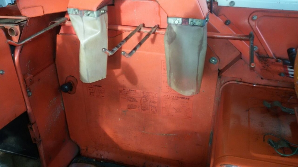 วันนี้วันเดียวครับลดสุดๆเพียง45000บาท รถเกี่ยวนวดข้าวนั่งขับเล็กพร้อมใช้ ราคาเบาๆ ครับดีกว่าจ้างแรงงานคนครับวันละ2-3ไร่