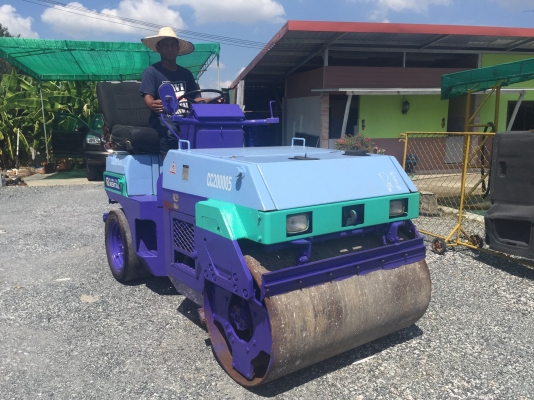 ขายรถบดKomatsuรุ่นJV25CW-2 หน้าเหล็กหลังยาง4เส้น นำเข้าญี่ปุ่น ไม่เคยใช้งานในไทยมีเอกสารพร้อมจดทะเบียน เอวอ่อน หนัก2.5ตันบดอัดสั่นสเทือนได้ สภาพดีพร้อมใช้งาน