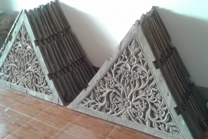 เป็นจั่วไม้สักแกะลายไม้สวยมากครับครับงานเก่าของรีสอดครับขนาดสูง1เมตรยาว1.35เมตรครับมีทั้งหมด10ชุดครับราคานี้น่าเก็บครับ