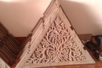 เป็นจั่วไม้สักแกะลายไม้สวยมากครับครับงานเก่าของรีสอดครับขนาดสูง1เมตรยาว1.35เมตรครับมีทั้งหมด10ชุดครับราคานี้น่าเก็บครับ