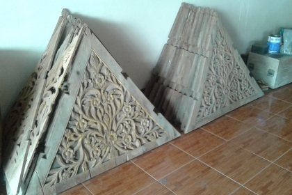 เป็นจั่วไม้สักแกะลายไม้สวยมากครับครับงานเก่าของรีสอดครับขนาดสูง1เมตรยาว1.35เมตรครับมีทั้งหมด10ชุดครับราคานี้น่าเก็บครับ