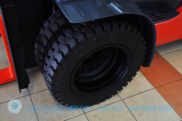 ขายรถโฟล์คลิฟท์มือสอง TOYOTA รุ่น 8FD25-12820 ราคา xxx,xxx บาท นำเข้าจากประเทศญี่ปุ่น 100\% ไม่เคยใช้งานในไทย