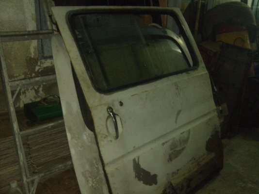 ประตูข้าง และฝาท่้ายรถตู้ บัดดี้ ไทยรุ่ง