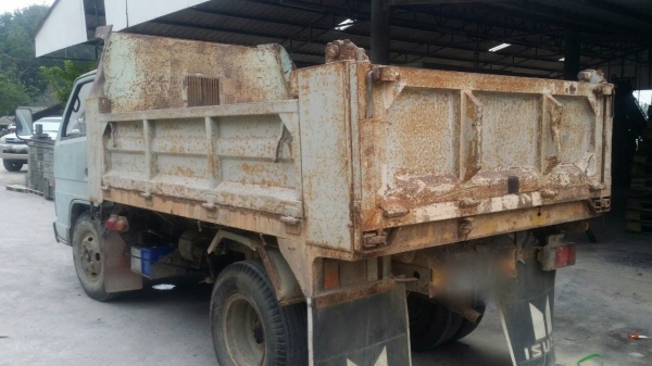 รถอีซูซู 6 ล้อดั้ม NKR เปลื่ยนเครื่อง 110 แรงม้า. ปี 42    สนใจติดต่อ  081 - 6079515