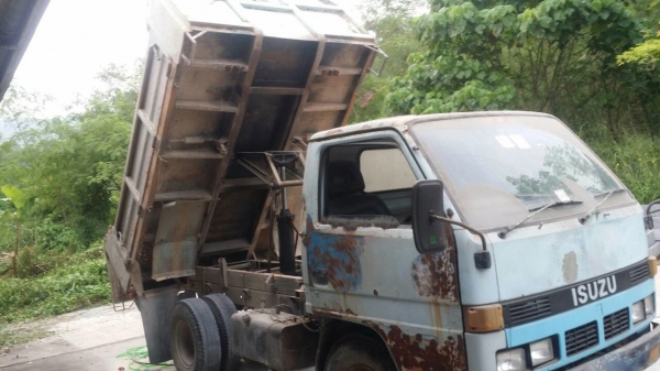 รถอีซูซู 6 ล้อดั้ม NKR เปลื่ยนเครื่อง 110 แรงม้า. ปี 42    สนใจติดต่อ  081 - 6079515