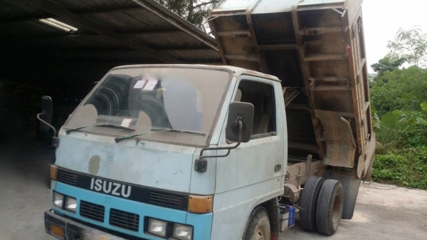 รถอีซูซู 6 ล้อดั้ม NKR เปลื่ยนเครื่อง 110 แรงม้า. ปี 42    สนใจติดต่อ  081 - 6079515