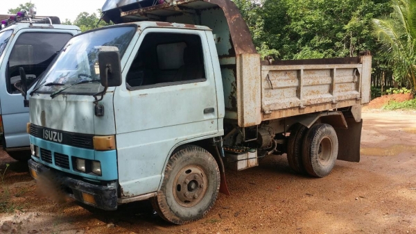 รถอีซูซู 6 ล้อดั้ม NKR เปลื่ยนเครื่อง 110 แรงม้า. ปี 42    สนใจติดต่อ  081 - 6079515