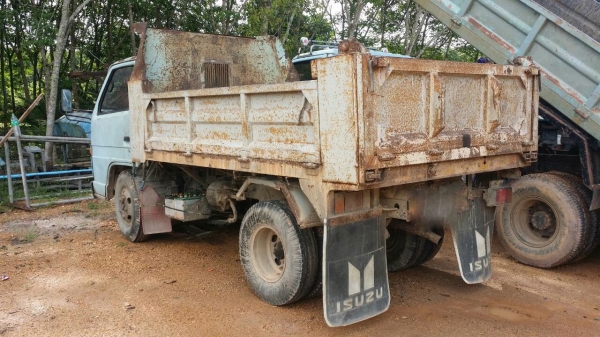 รถอีซูซู 6 ล้อดั้ม NKR เปลื่ยนเครื่อง 110 แรงม้า. ปี 42    สนใจติดต่อ  081 - 6079515