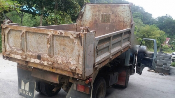 รถอีซูซู 6 ล้อดั้ม NKR เปลื่ยนเครื่อง 110 แรงม้า. ปี 42    สนใจติดต่อ  081 - 6079515