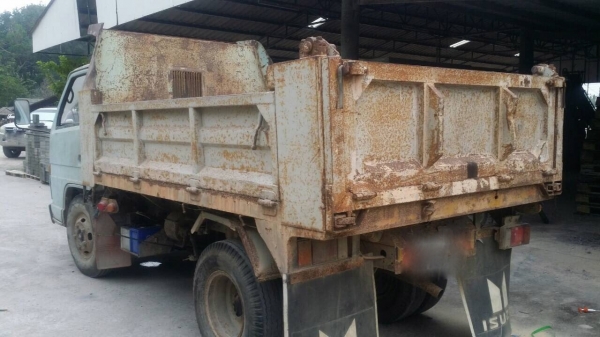 รถอีซูซู 6 ล้อดั้ม NKR เปลื่ยนเครื่อง 110 แรงม้า. ปี 42    สนใจติดต่อ  081 - 6079515