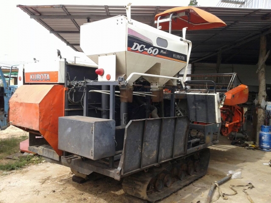 ขายรถเกี่ยว KUBOTA DC60 PLUS ขายตสมสภาพ เครื่องพังครับ  ราคาถูกๆครับ