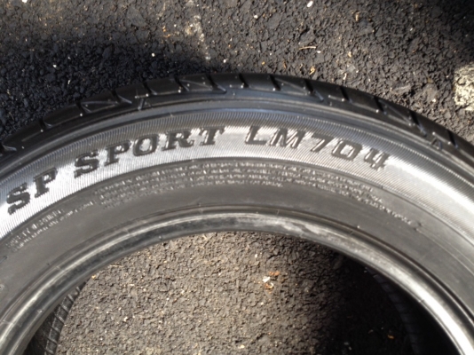 DUNLOP 215 60R16 ปี2014 สภาพสวยดอกเยอะมากๆไม่มีปะ DUNLOP 215 60R16 ปี2014 สภาพสวยดอกเยอะมากๆไม่มีปะ