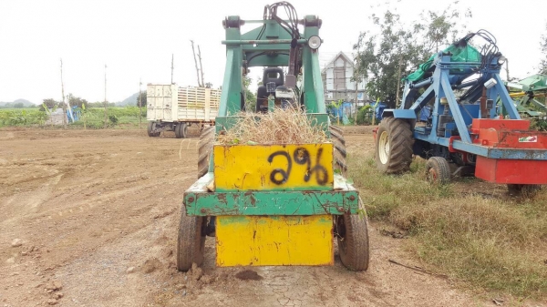 ขายรถไถ FORD 6600 T3 ติดคีบหลัง เอกสารสัญญาซื้อขาย รถพร้อมใช้ ราคาคุยกันได้ครับ ขายรถไถ FORD 6600 T3 ติดคีบหลัง เอกสารสัญญาซื้อขาย รถพร้อมใช้ ราคาคุยกันได้ครับ