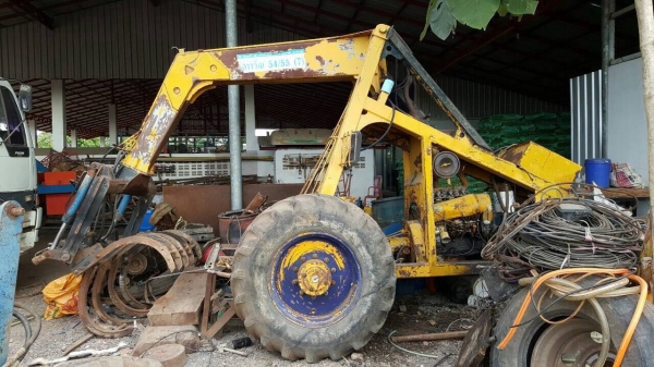 ขายรถคีบ 3 ล้อ เครื่องดอยซ์ 4 สูบ สภาพต้องเช็คระบบไฮดรอริคครับ ขายรถคีบ 3 ล้อ เครื่องดอยซ์ 4 สูบ สภาพต้องเช็คระบบไฮดรอริคครับ