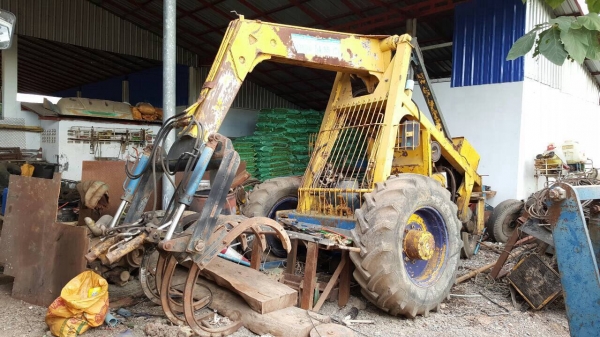 ขายรถคีบ 3 ล้อ เครื่องดอยซ์ 4 สูบ สภาพต้องเช็คระบบไฮดรอริคครับ