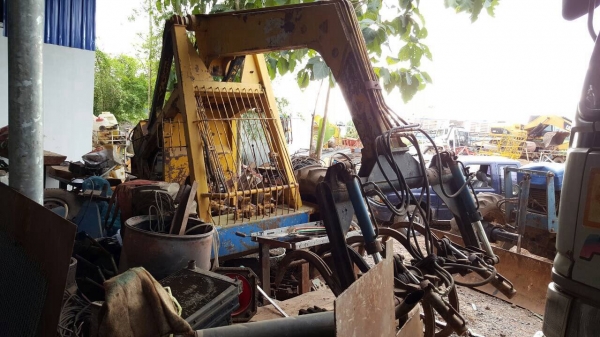 ขายรถคีบ 3 ล้อ เครื่องดอยซ์ 4 สูบ สภาพต้องเช็คระบบไฮดรอริคครับ ขายรถคีบ 3 ล้อ เครื่องดอยซ์ 4 สูบ สภาพต้องเช็คระบบไฮดรอริคครับ