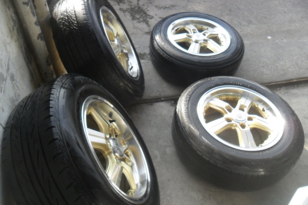 ล้อแม็ก 15นิ้ว 5รู114 พร้อมยาง สวยๆ 4 ล้อ ราคา 5700 บาท