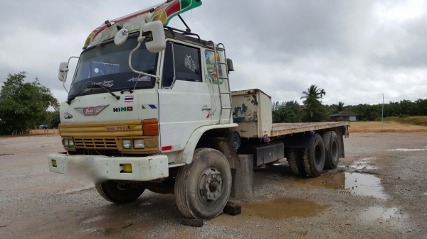 รถฮีโน่ 10 ล้อ พื้นเรียบ FM227  220 แรงม้า. ปี 34   สนใจติดต่อ  081 - 6079515