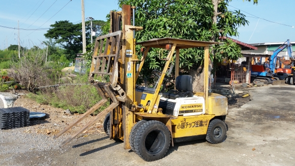 ขายด่วนรถยกKOMATSU FD25-10 ดีเซลยก2.5ตันเสาสูง3.5เมตรงากะดกได้รถนอกนำเข้ายังไม่เคยใช้งานในเมืองไทยเลย