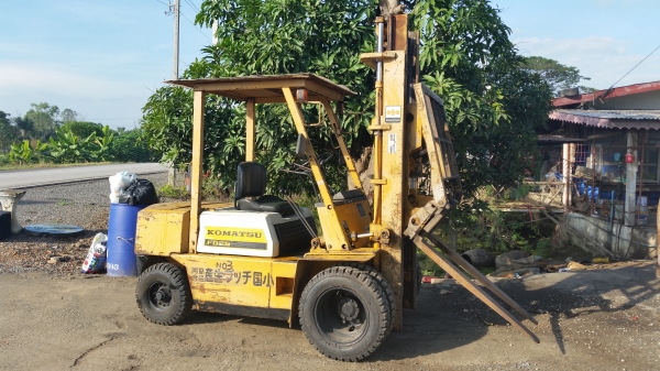 ขายด่วนรถยกKOMATSU FD25-10 ดีเซลยก2.5ตันเสาสูง3.5เมตรงากะดกได้รถนอกนำเข้ายังไม่เคยใช้งานในเมืองไทยเลย