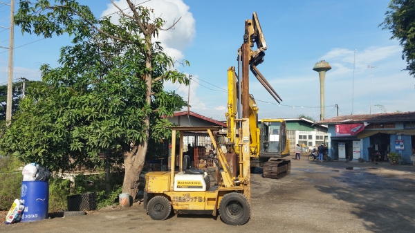 ขายด่วนรถยกKOMATSU FD25-10 ดีเซลยก2.5ตันเสาสูง3.5เมตรงากะดกได้รถนอกนำเข้ายังไม่เคยใช้งานในเมืองไทยเลย