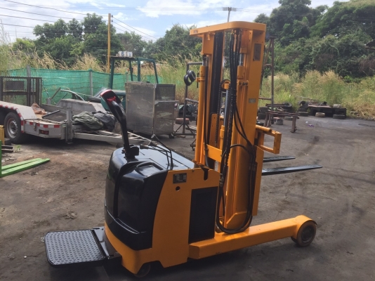 ขายด่วน รถยก Stacker ไฟฟ้าขนาด 2 ตัน ยกสูง 3 เมตร แบตดี ใช้งานมาน้อย สภาพพร้อมใช้