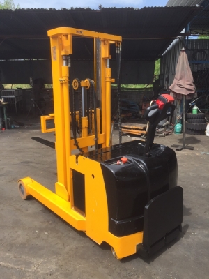 ขายด่วน รถยก Stacker ไฟฟ้าขนาด 2 ตัน ยกสูง 3 เมตร แบตดี ใช้งานมาน้อย สภาพพร้อมใช้