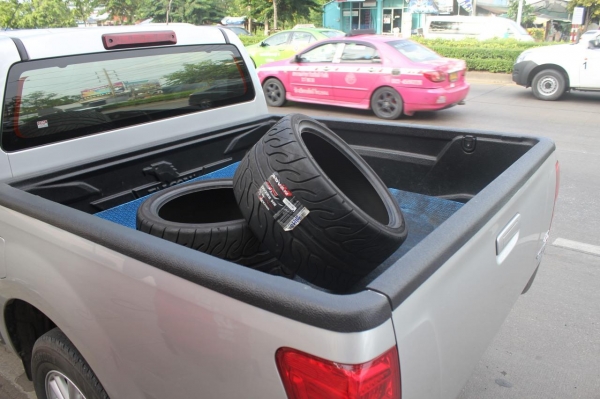 ยาง YOKOHAMA AD08R 295/30R18 เส้นละ 15,000 บาท