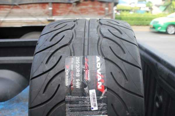 ยาง YOKOHAMA AD08R 295/30R18 เส้นละ 15,000 บาท