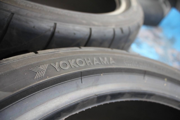 ยาง YOKOHAMA AD08R 295/30R18 เส้นละ 15,000 บาท