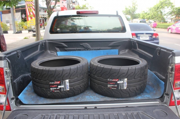 ยาง YOKOHAMA AD08R 295/30R18 เส้นละ 15,000 บาท